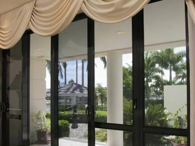 A four-leaf door with stainless steel 304 invisible screens provides an excellent visibility in the house.