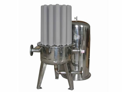 There are several sintered candle filter components installed on a filter equipment with a housing beside it.
