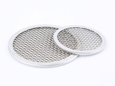 There are two plain weave wire mesh filter discs with single layer.
