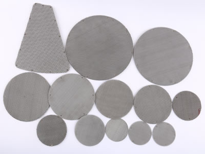 There are several sintered wire mesh round filter discs with different sizes and an irregular shape one.