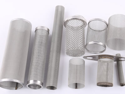 There are several stainless steel filter tubes with various sizes and types.