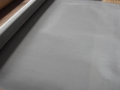There is an UNS31803 super duplex stainless steel wire fine mesh roll.