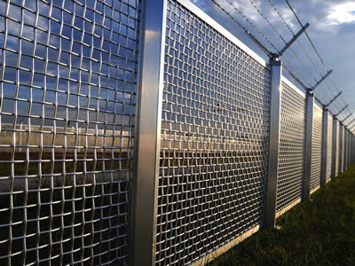 UNS31803 super duplex stainless steel wire mesh sheets are installed on roadside.
